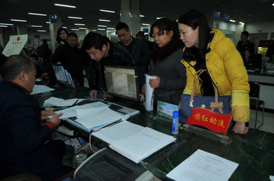 市工商局颁发首份新版营业执照，工商服务咨询全面升级
